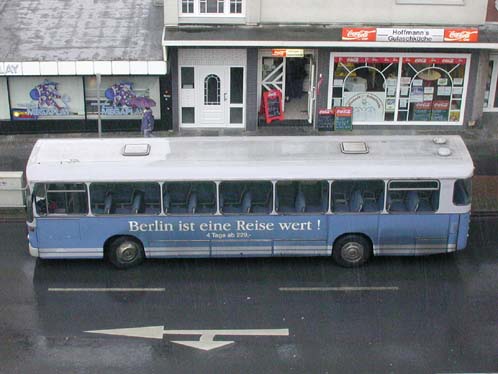 Reisebus vor Pommesbude