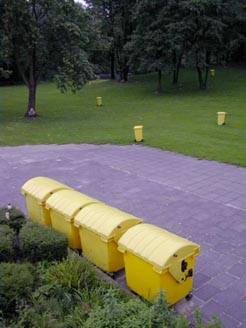 gelbe Tonnen im Park