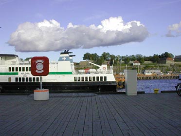 Schiff trägt Wolke