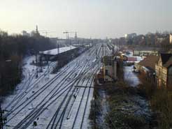 Gleise und Bahnhof