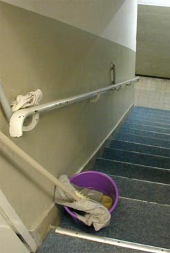 Wischeimer im Treppenhaus