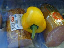 gelbe Paprika mit Wurst