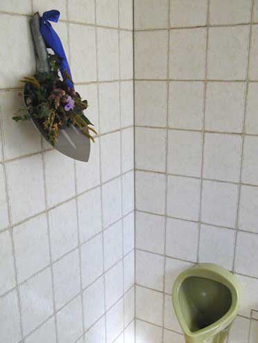 Am Männerklo macht Blume froh