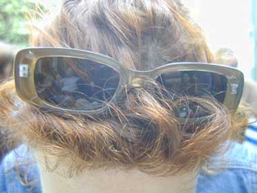 Brille im Haar