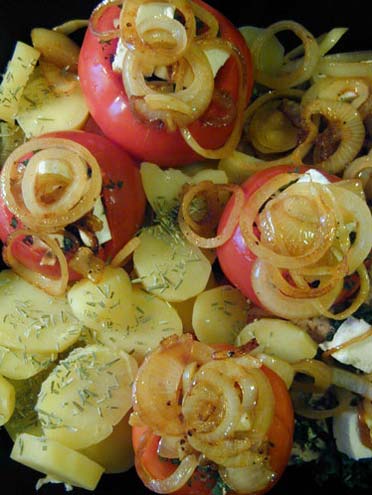 und Zwiebelringe und Schafskäse